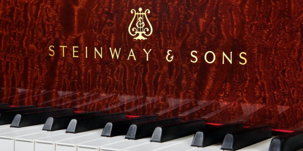  یک نمونه پیانو از برند Steinway & Sons 